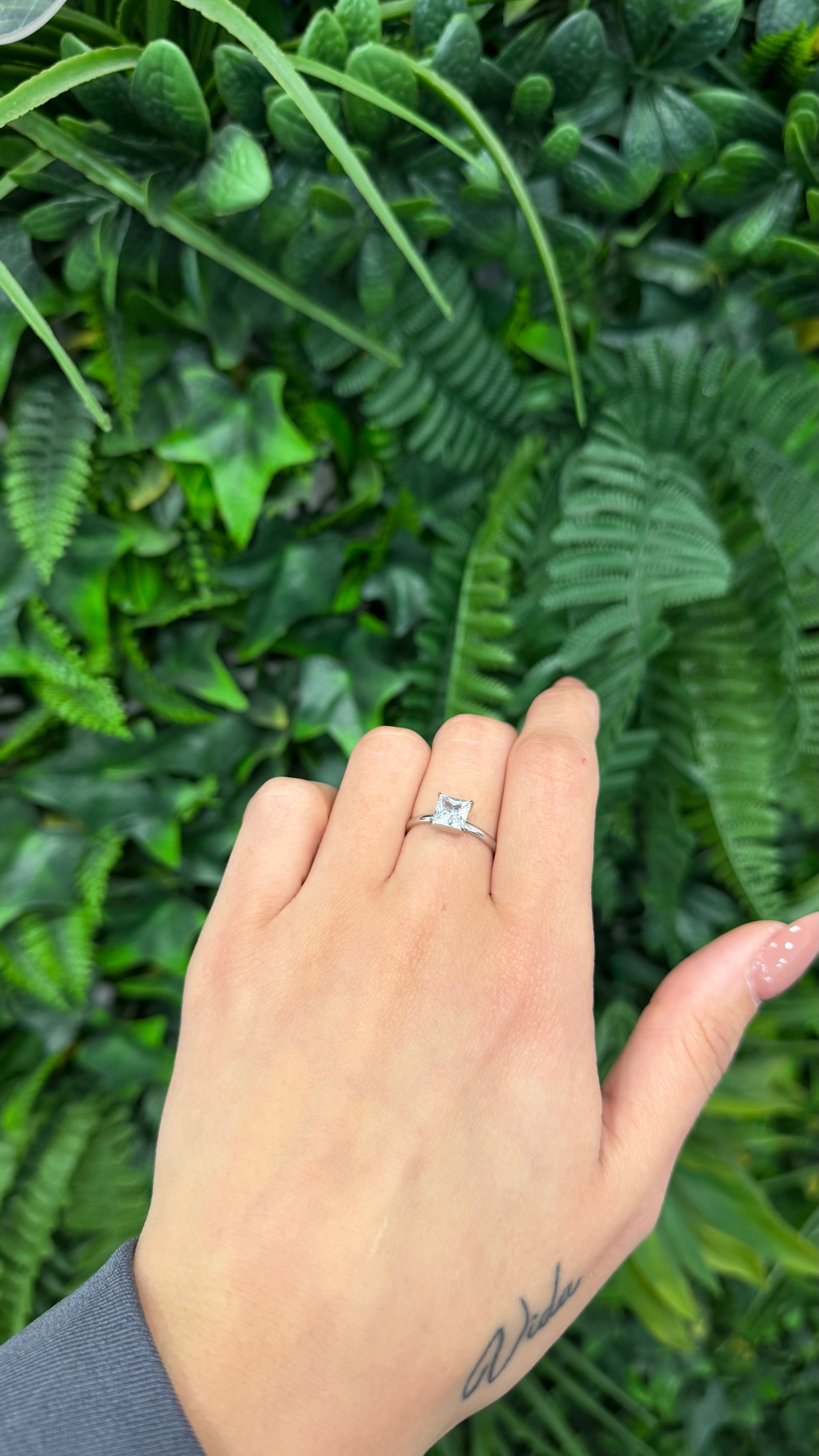 Anello solitario quadrato