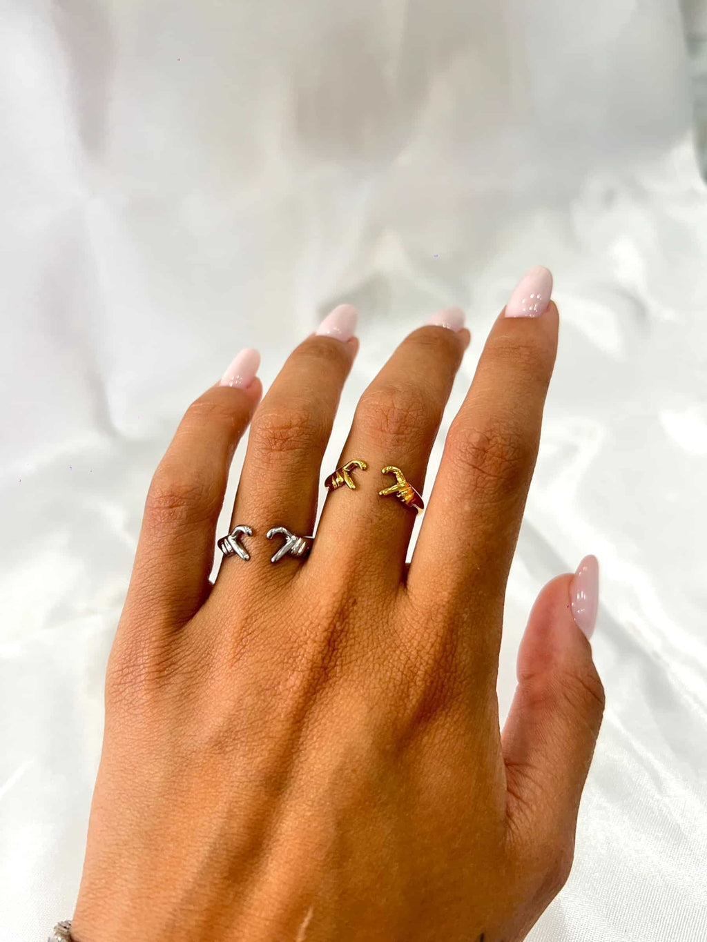 Anello cuore mani<span> - </span>Dorato image